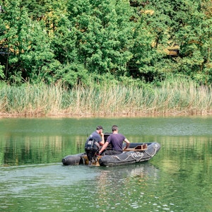 Ein Polizeiboot sucht am 19. Mai 2022 in einem See nach einer vermissten Person.