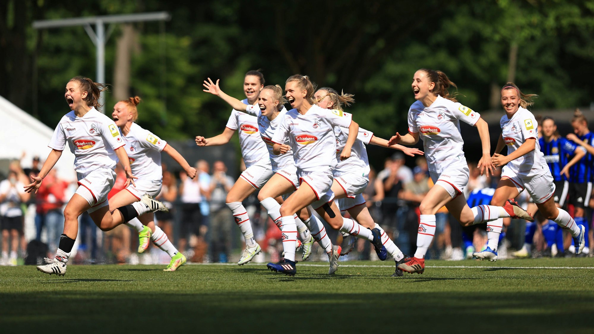 Die Spielerinnen der U20 des 1. FC Köln laufen jubelnd über den Rasen