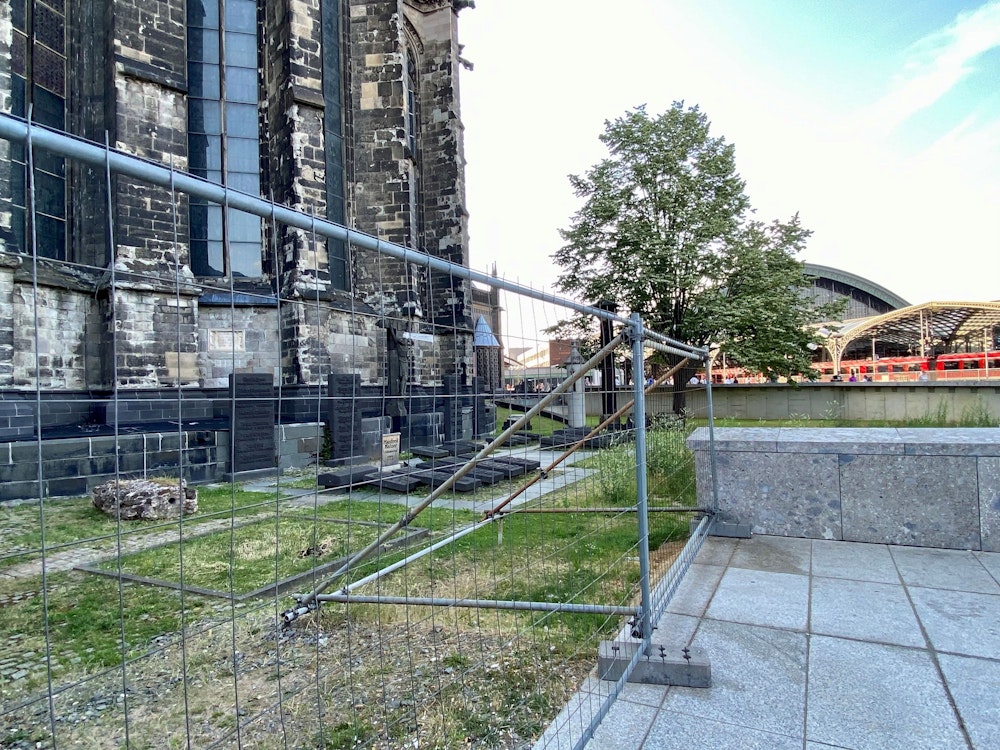 Blick auf den Domfriedhof am Kölner Dom in Köln.