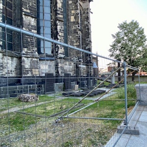Ein Bauzaun umschließt den Domherrenfriedhof hinter dem Kölner Dom.