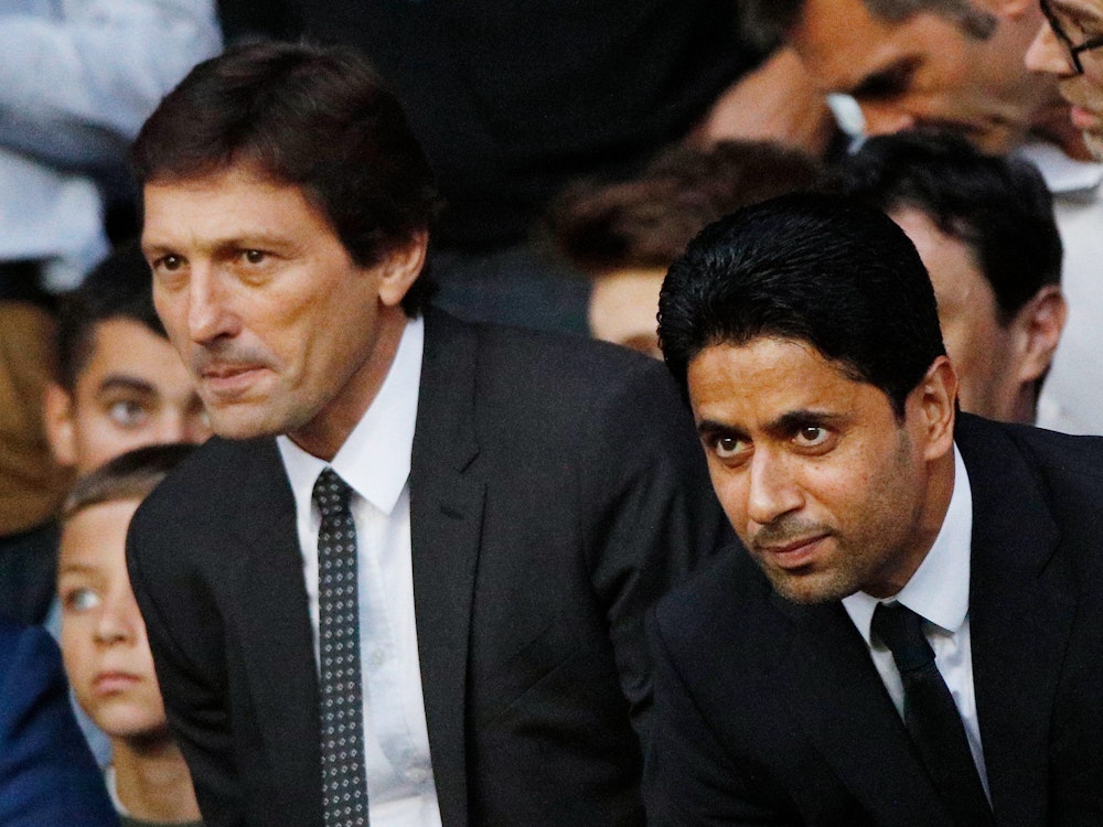 Die Sportfunktionäre Leonardo und Nasser Al-Khelaifi verfolgen ein PSG-Spiel von der Tribüne.