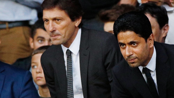Die Sportfunktionäre Leonardo und Nasser Al-Khelaifi verfolgen ein PSG-Spiel von der Tribüne.