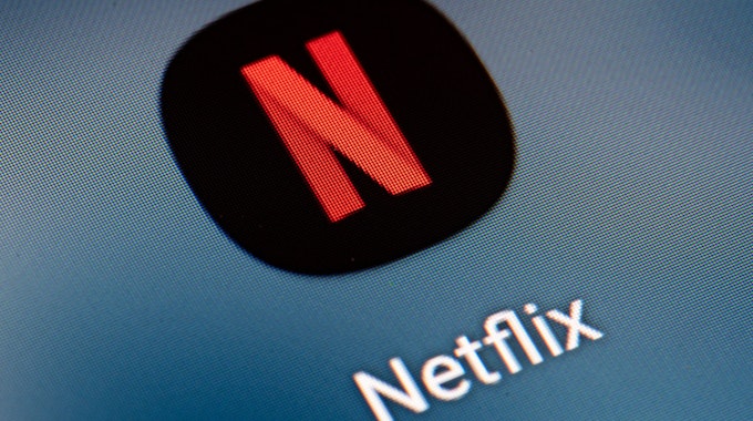 Auf dem Bildschirm eines Smartphones sieht man das Icon der App Netflix.