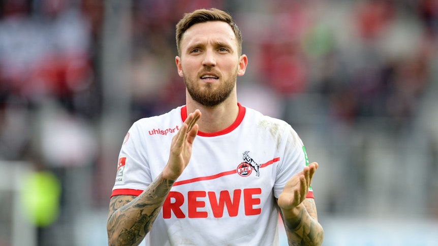 Marco Höger applaudiert den Fans in Ingolstadt