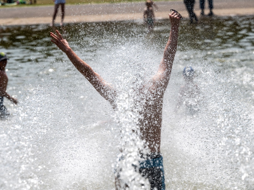 Am bisher heißesten Tag des Jahres suchen die Menschen Abkühlung am Wasser. Foto: Uwe Weiser
