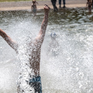 Am bisher heißesten Tag des Jahres suchen die Menschen Abkühlung am Wasser. Foto: Uwe Weiser