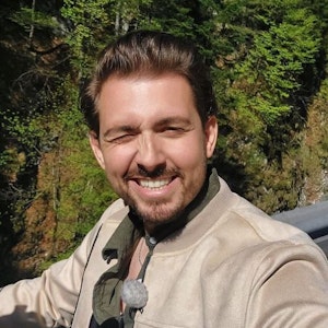 Das Selfie zeigt den "Sat.1-Frühstücksfernsehen"-Moderator Christian Wackert lächelnd. Er hat es am 12. Mai 2022 bei Instagram veröffentlicht.