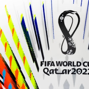 Das Logo der Fußball-Weltmeisterschaft auf dem offiziellen Spielball.