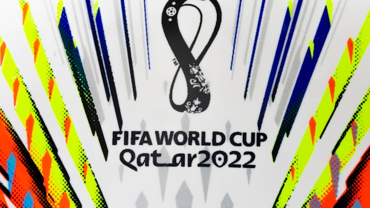 Das Logo der Fußball-Weltmeisterschaft auf dem offiziellen Spielball.