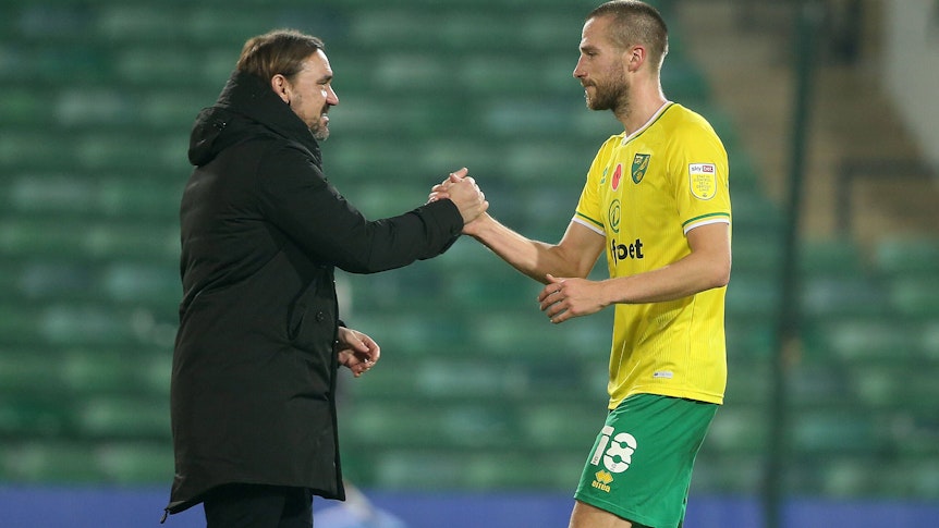 Daniel Farke (l.), Trainer von Borussia Mönchengladbach, noch als Coach von Norwich City beim Spiel gegen Swansea City mit seinem damaligen Spieler Marco Stiepermann (r.) beim Handshake.