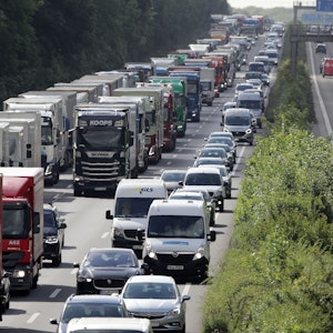 Fahrzeuge stehen im Stau auf der Autobahn A4 bei Köln.