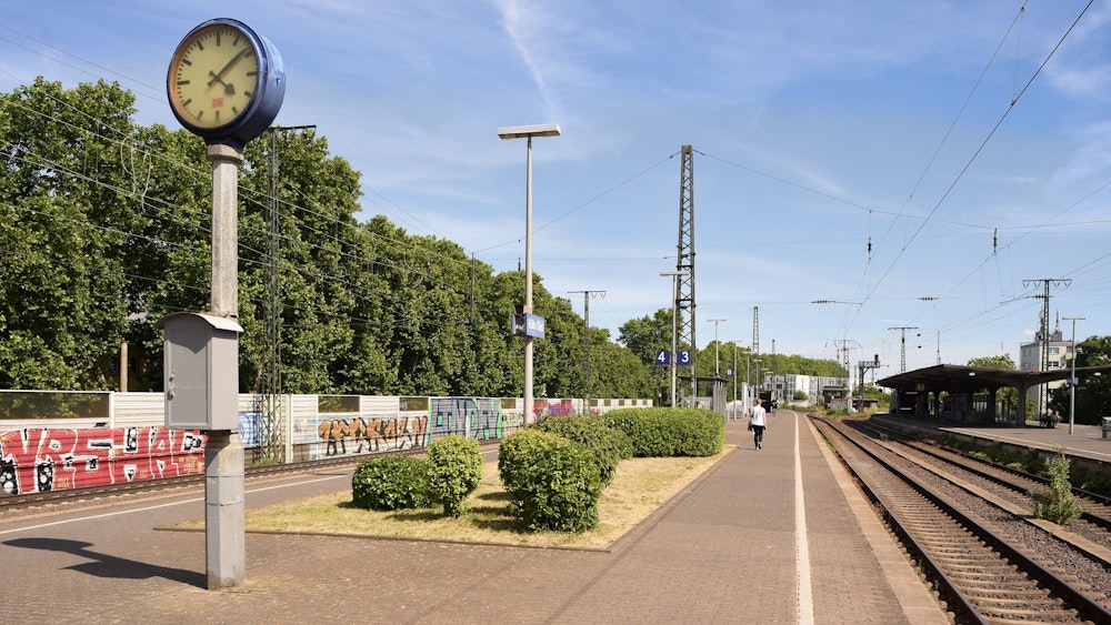 Leerer Bahnsteig am Bahnhof Köln-Süd.