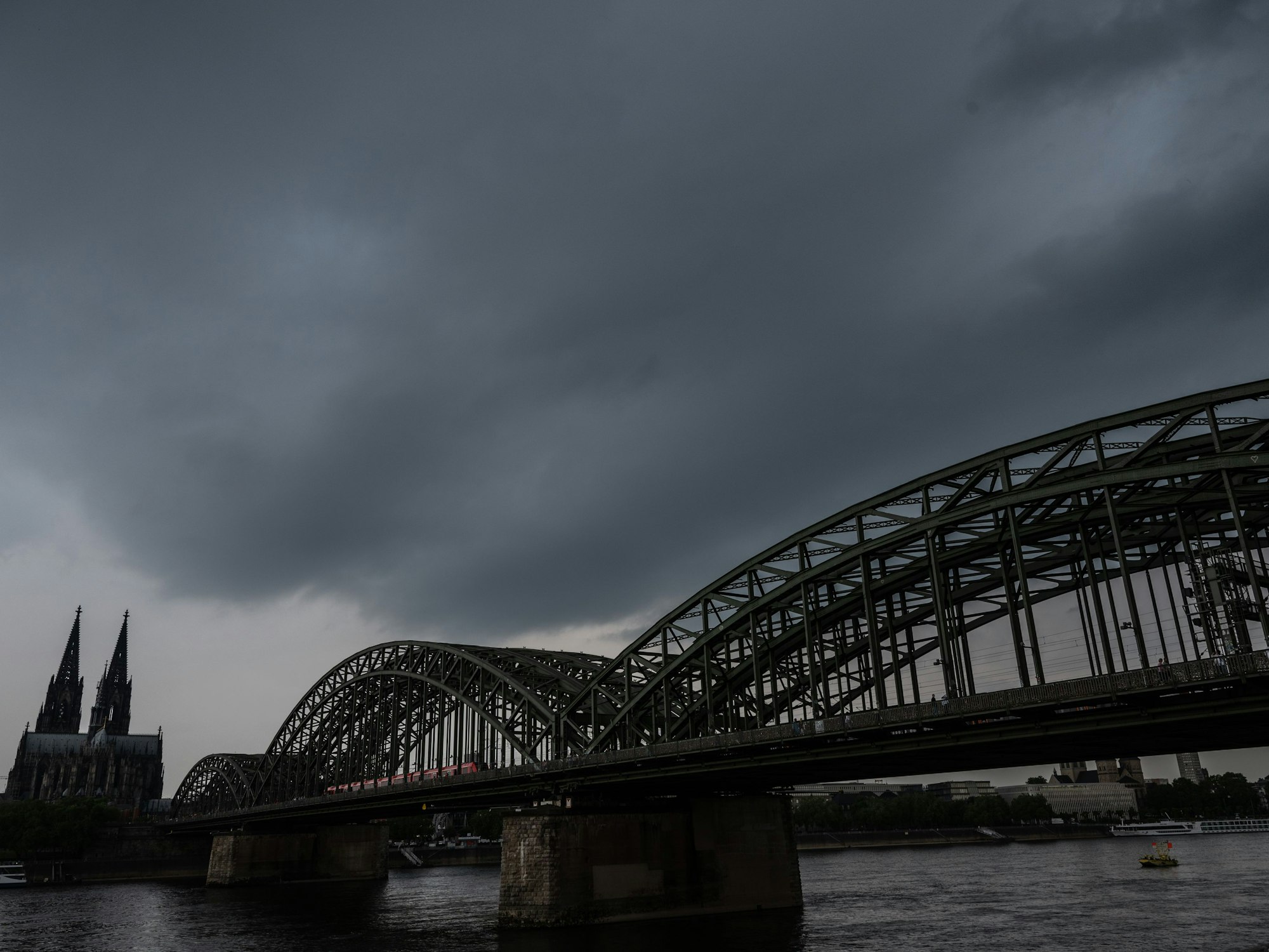 Dunkle Gewitterwolken ziehen über dem Dom auf. Der Deutsche Wetterdienst warnt vor unwetterartigen Gewittern mit Starkregen und Hagel im Rheinland.