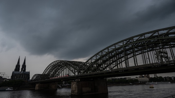 Dunkle Gewitterwolken ziehen über dem Dom auf. Der Deutsche Wetterdienst warnt vor unwetterartigen Gewittern mit Starkregen und Hagel im Rheinland.