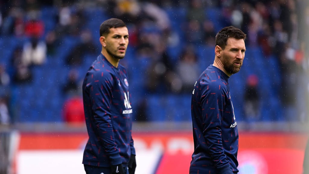 Leandro Paredes und Lionel Messi schauen in eine Richtung.