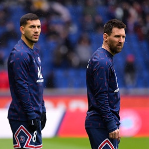 Leandro Paredes und Lionel Messi schauen in eine Richtung.