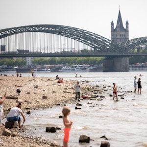 So wie hier im Rhein bei Köln am 18. Juni 2022 gehen immer wieder Menschen gerade bei den hohen Temperaturen in den Fluss