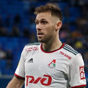 Maciej Rybus geht im Spiel von Lokomotive Moskau gegen Zenit St. Petersburg vom Platz. Nach dem Wechsel innerhalb der Liga muss er auf seine WM-Teilnahme verzichten.