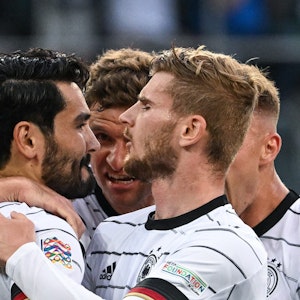 Deutschlands Torschütze Ilkay Gündogan (l-r) jubelt mit Thomas Müller, Timo Werner und Joshua Kimmich nach seinem 2:0 im DFB-Spiel gegen Italien