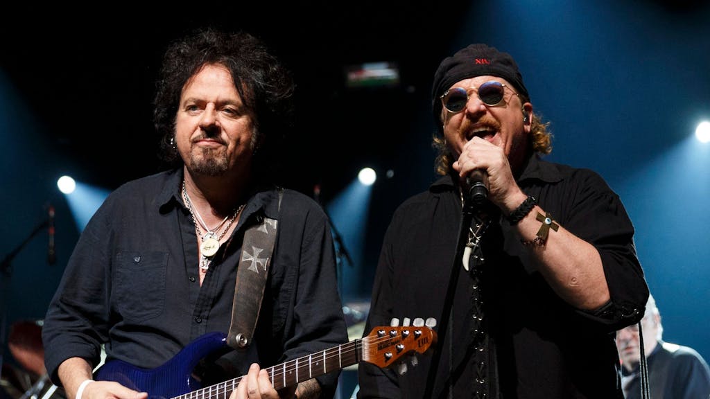 Steve Lukather (l.) und Joseph Williams (r.) von der Band „Toto“ auf dem 49. Jazzfestival von Montreux im Juli 2015. Einer ihrer Songs ist 40 Jahre nach Erscheinen so beliebt wie nie.&nbsp;