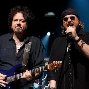 Steve Lukather (l.) und Joseph Williams (r.) von der Band „Toto“ auf dem 49. Jazzfestival von Montreux im Juli 2015. Einer ihrer Songs ist 40 Jahre nach Erscheinen so beliebt wie nie.
