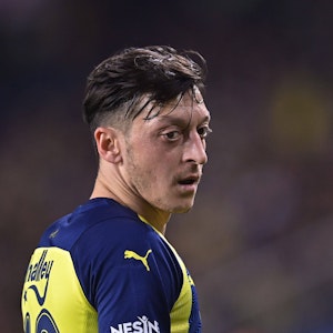 Mesut Özil steht während des Spiels gegen Yeni Malatyaspor auf dem Rasen