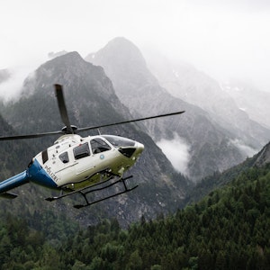 Ein Hubschrauber der Polizei startet nach der Rettung von Wanderern von der Höllentalangerhütte vom Landeplatz im Tal. Die Aufnahme dient als Symbolfoto.
