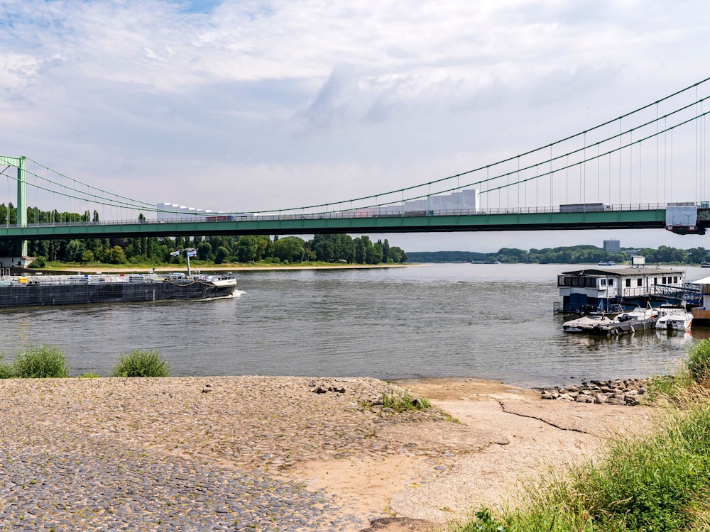 Der Rhein in Köln führt am 20. Juni 2022 mit einem Pegel von 1,81 m (KP) Niedrigwasser.