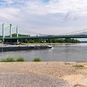 Der Rhein in Köln führt am 20. Juni 2022 mit einem Pegel von 1,81 m (KP) Niedrigwasser.