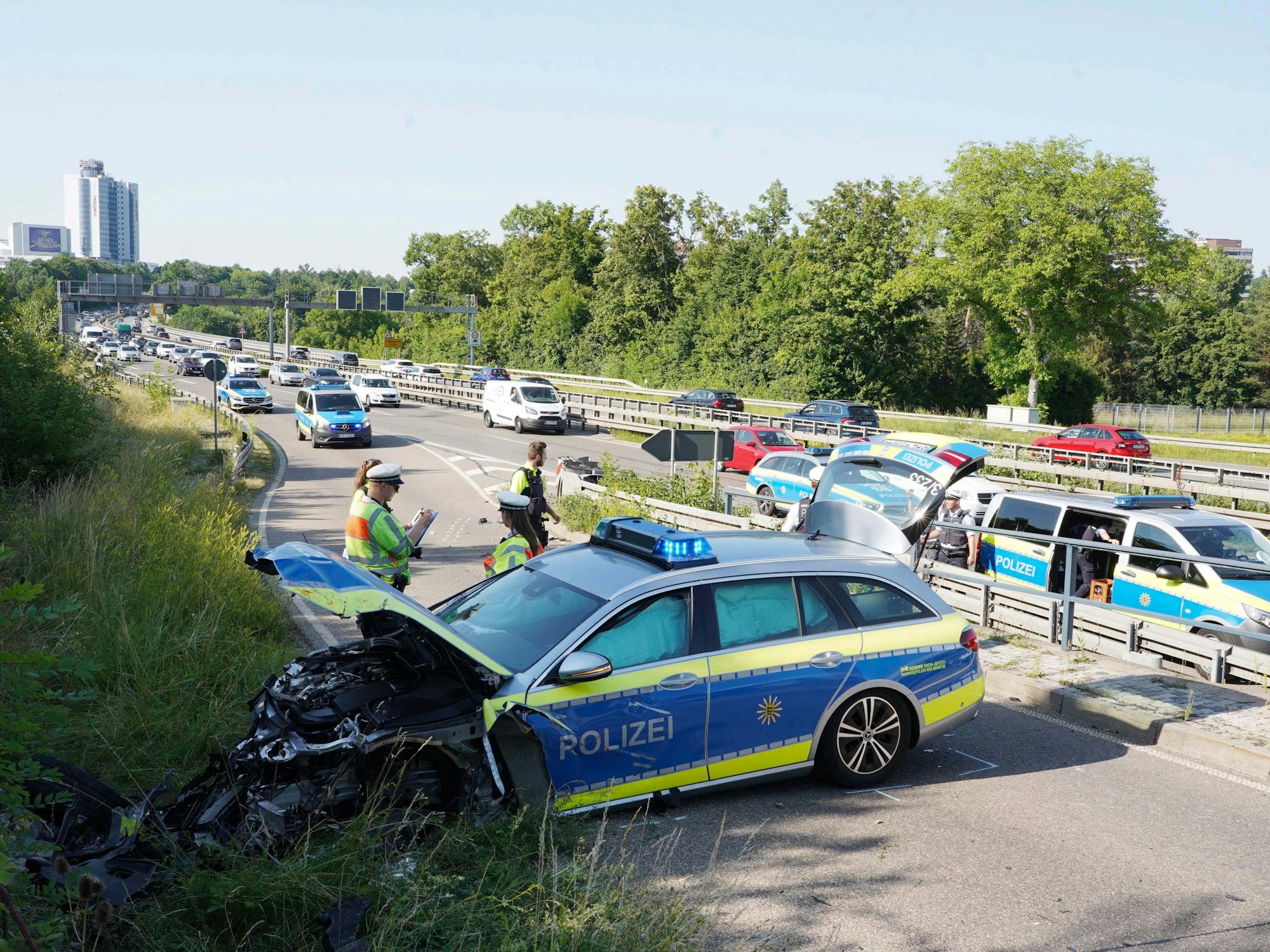 21.06.2022, Baden-Württemberg, Stuttgart: Ein kaputtes Polizeiauto steht nach einer Verfolgungsjagd in einer Ausfahrt. Bei dem Unfall sind drei Polizisten verletzt worden.