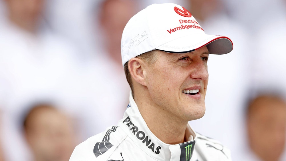Michael Schumacher, mit guter Laune, schaut sich 2012 das Rennen in Brasilien an.