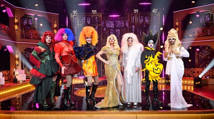 Sieben Drag Queens auf der Bühne von „Viva la Diva” auf RTL.