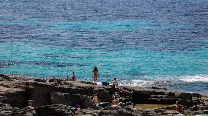 Menschen befinden sich am Felsenstrand von Maioris an der Südostküste Mallorcas, die Aufnahme von Mai 2022 dient als Symbolfoto.