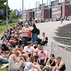 Fans warten vor der Lanxess Arena auf des Konzert von Billie Eilish.