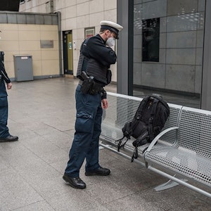 Zwei Polizisten finden am Kölner Hauptbahnhof ein herrenloses Gepäckstück.