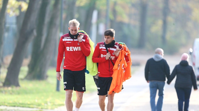 Frederik Sörensen und Elvis Rexhbecaj auf dem Weg zum Training am Geißbockheim.
