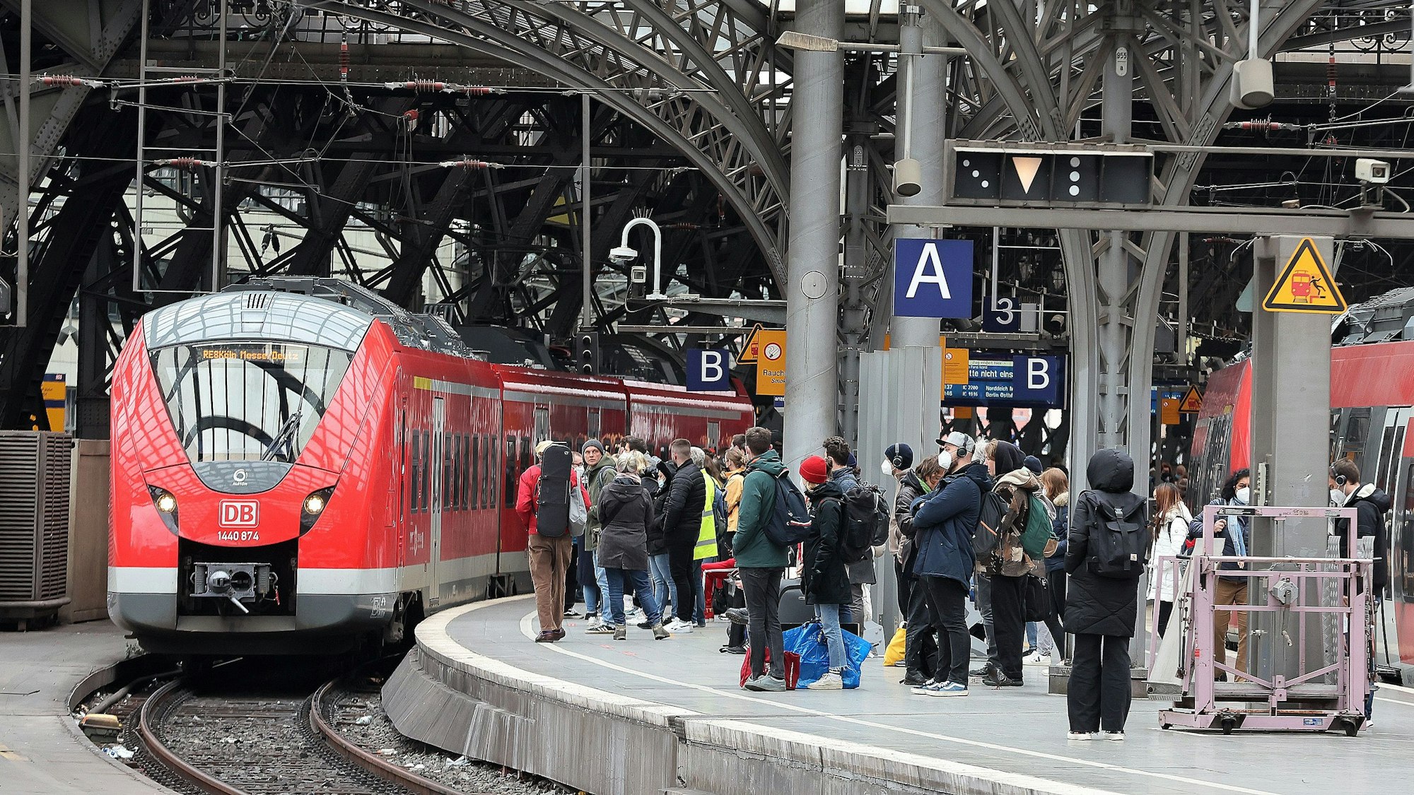 Ein Zug der Deutschen Bahn fährt in den Kölner Hauptbahnhof ein.