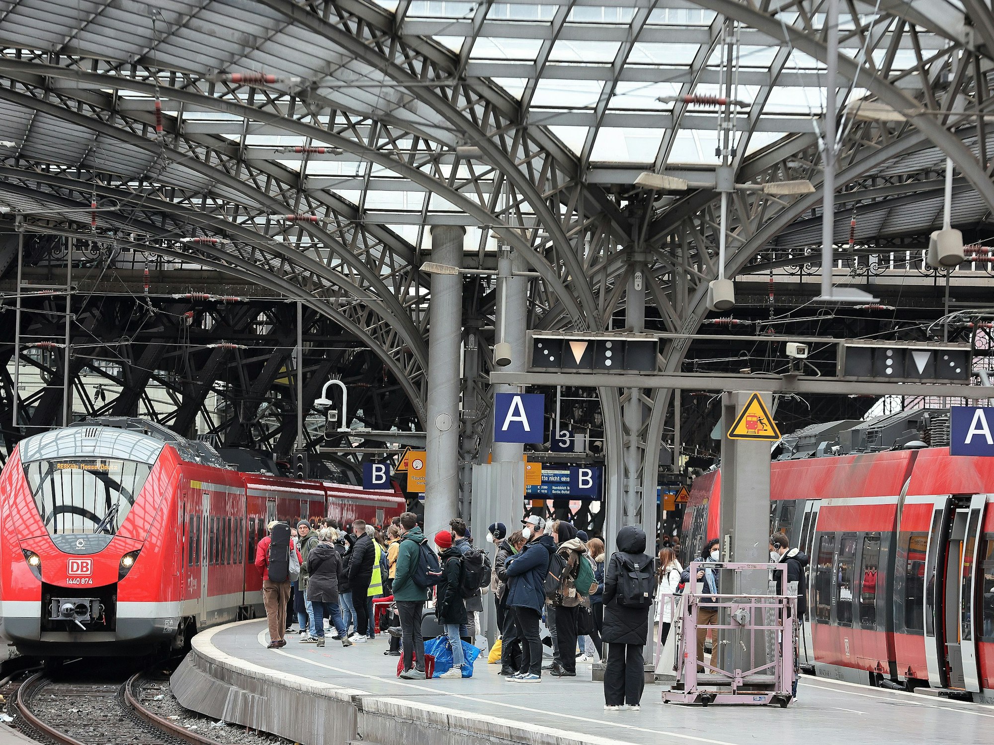 Im Hauptbahnhof Köln fährt an Gleis 2 ein Zug ein.