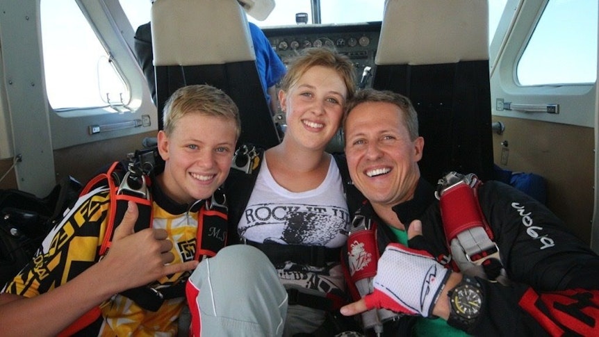 Der frühere Formel-1-Rennfahrer Michael Schumacher (r) und seine Kinder Mick Schumacher und Gina-Maria Schumacher in einer Szene der Netflix-Dokumentation "Schumacher" (undatierte Filmszene).