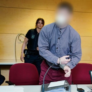 Der Hauptangeklagte kommt in den Verhandlungssaal des Landgerichts Kaiserslautern. Dort beginnt am 21. Juni 2022 der Prozess wegen der Polizistenmorde im Januar in der Westpfalz.
