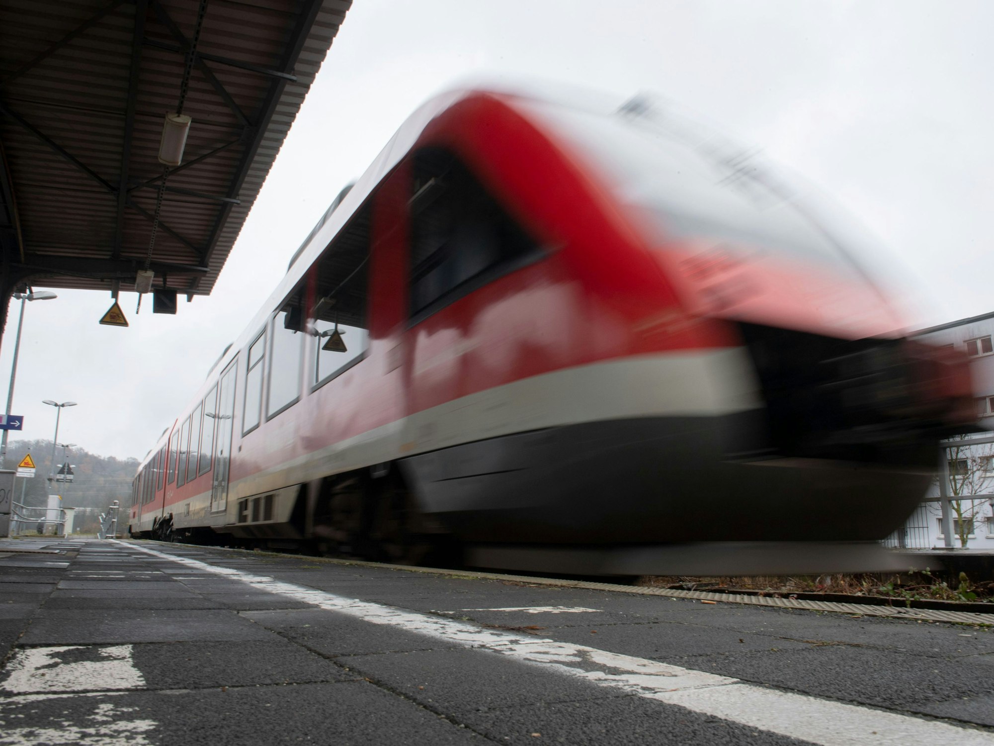 Ein Nahverkehrszug verlässt am 3. Dezember 2019 den Bahnhof Herdecke (NRW).