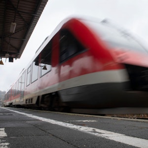 Ein Nahverkehrszug verlässt am 3. Dezember 2019 den Bahnhof Herdecke (NRW).