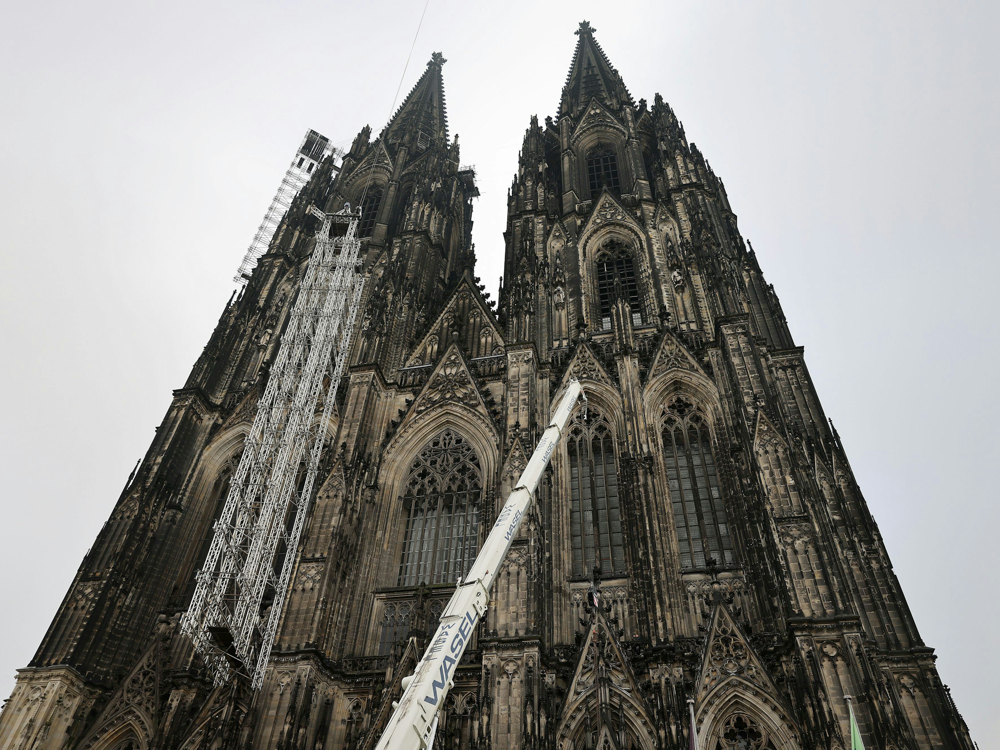 Ein Teil des Baugerüstes wird am 7. Oktober 2021 vom Kölner Dom heruntergelassen.