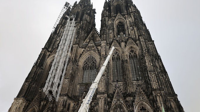 Ein Teil des Baugerüstes wird am 7. Oktober 2021 vom Kölner Dom heruntergelassen.