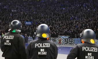 Polizisten vor dem Hertha-Block im Olympiastadion Berlin.