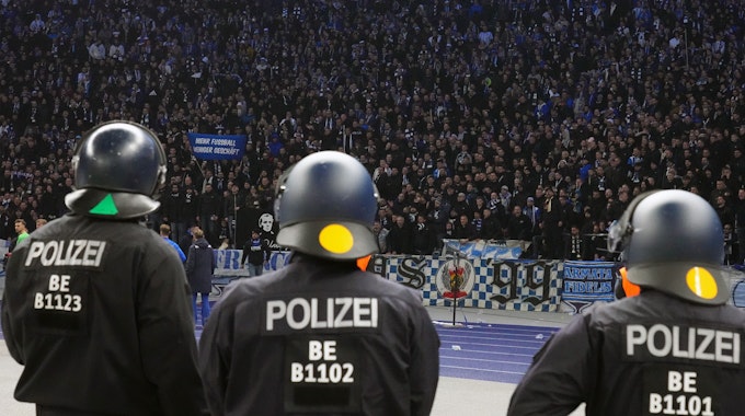 Polizisten vor dem Hertha-Block im Olympiastadion Berlin.
