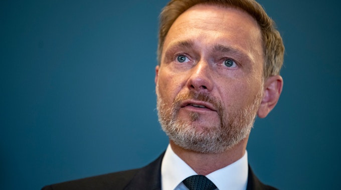 Christian Lindner (FDP), Bundesminister der Finanzen, gibt ein Statement zur Übergewinnsteuer im Finanzministerium.