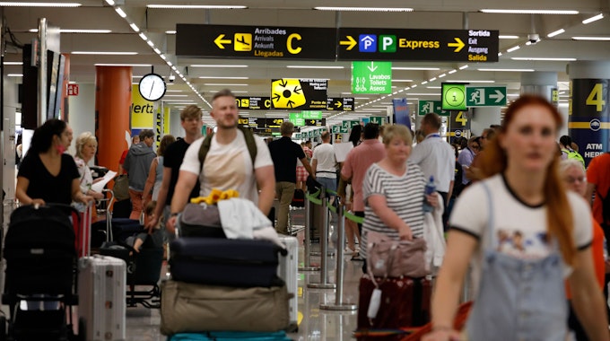 Für Mallorca-Reisende wird es ungemütlich, gleich drei Airlines kündigen Streiks an: Neben Ryanair und Lauda nun auch Easyjet. Unser Foto zeigt Menschen am Flughafen von Palma Mitte Juni.
