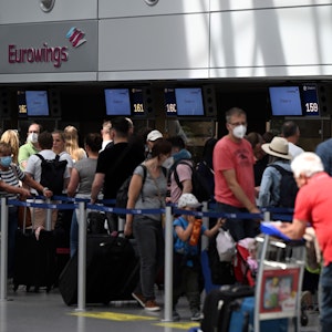 Zahlreiche Passagiere stehen an den Eurowings-Schaltern im Flughafen Düsseldorf.