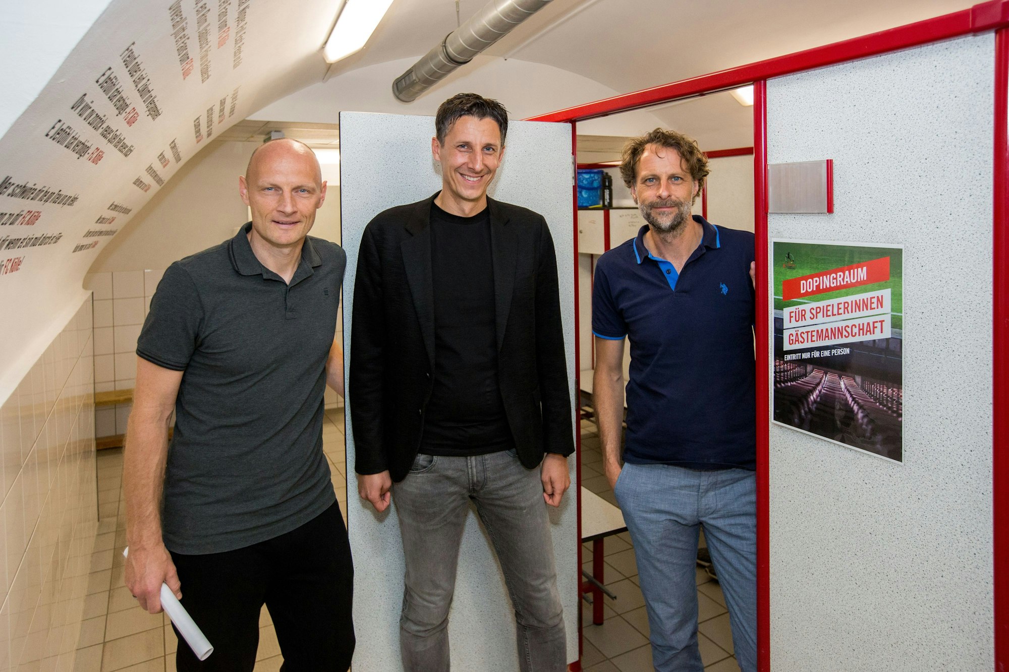 Matthias Heidrich, Christian Keller und Carsten Schiel (v.l.) stehen im Gewölbekeller des Nachwuchsleistungszentrums des 1. FC Köln.